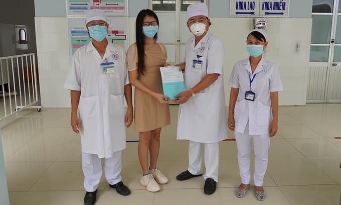 Mekong Delta province discharges Covid-19 patient