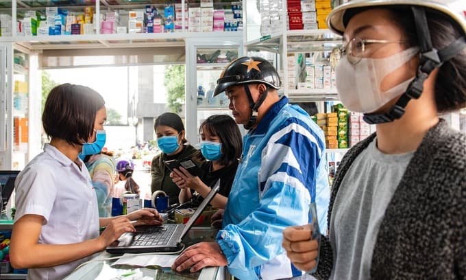 Tell on people buying medicines for cold, Hanoi druggists told