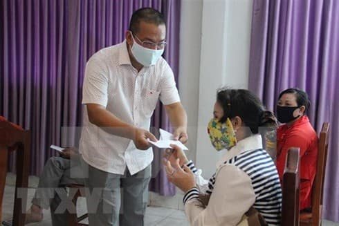 Vietnam gives Cambodia medical supplies to fight COVID-19