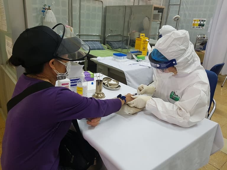 Ha Noi conducts rapid COVID-19 tests for shoppers of five wholesale markets