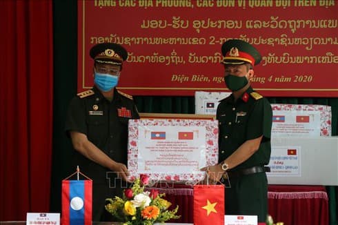 Vietnam presents COVID-19 medical supplies to foreign armies