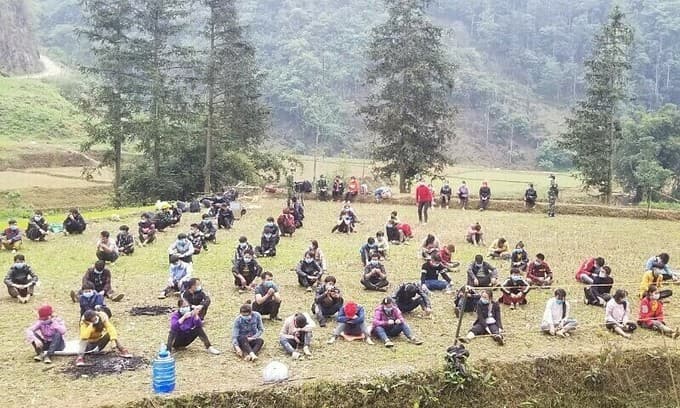 Hundreds of Vietnamese workers head home from China