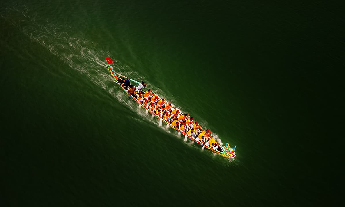 Dragon boat shot captures world's best sports photo prize