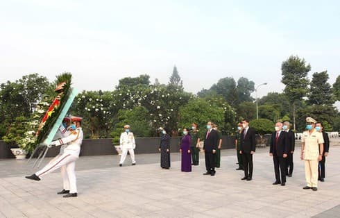 HCM City leaders pay tribute to war martyrs