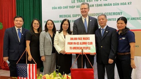 Vietnam Red Cross Society presents medical supplies to US people
