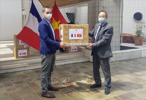 Vietnam donates haul of medical masks to French associations and friends