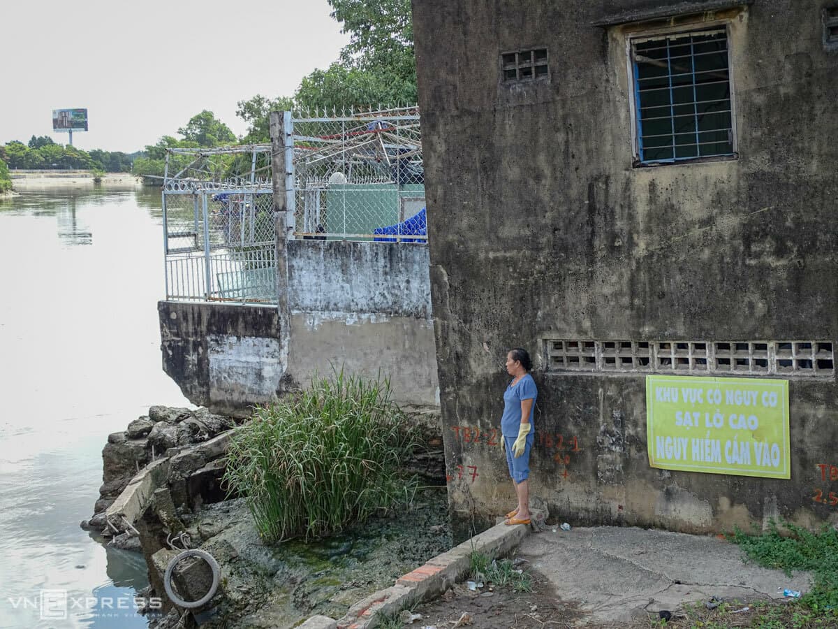 Saigonese lose out to erosion, bureaucracy