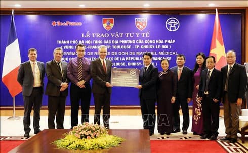 Vietnam presents French localities with medical supplies for COVID-19 fight