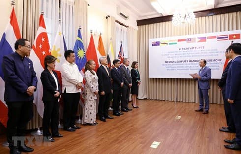 Vietnam presents medical supplies to eight countries