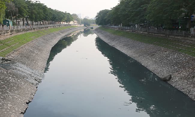 Hanoi digs deep to cleanse To Lich River