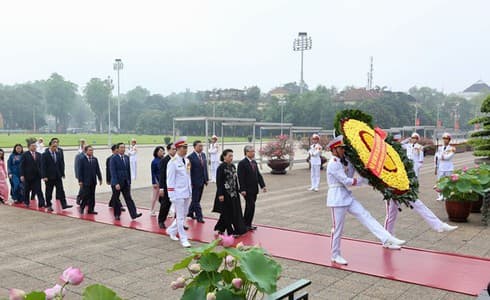 Party, State leaders, parliamentarians commemorate President Ho Chi Minh