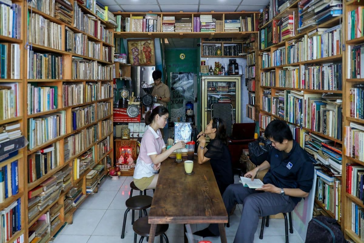 Saigon bookseller fuels thirst for books