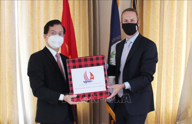 VN hands over face masks to help DFC cope with COVID-19