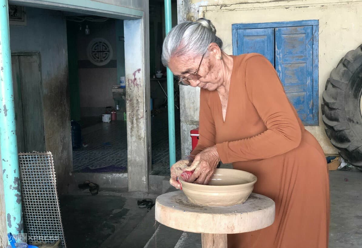 82-year-old woman keeps unique Cham pottery techniques alive