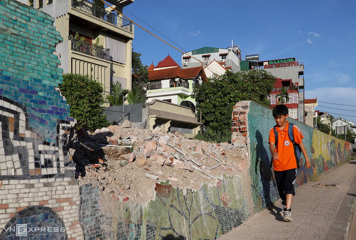 Hanoi's world-record ceramic road bursts at the seams