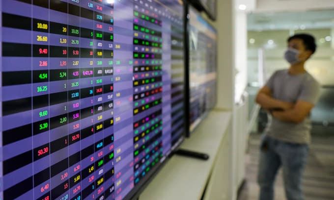 Banking stocks lead as VN-Index edges up