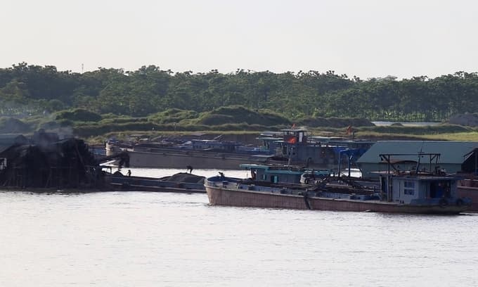 15 illegal Red River sand miners arrested in Hanoi