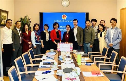 Vietnam sends masks to OVs in Switzerland amidst COVID-19