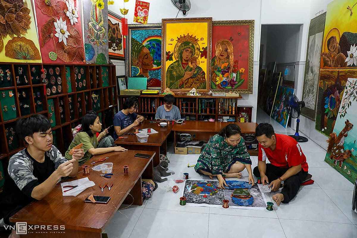 An artist enables the disabled to create copper wire art