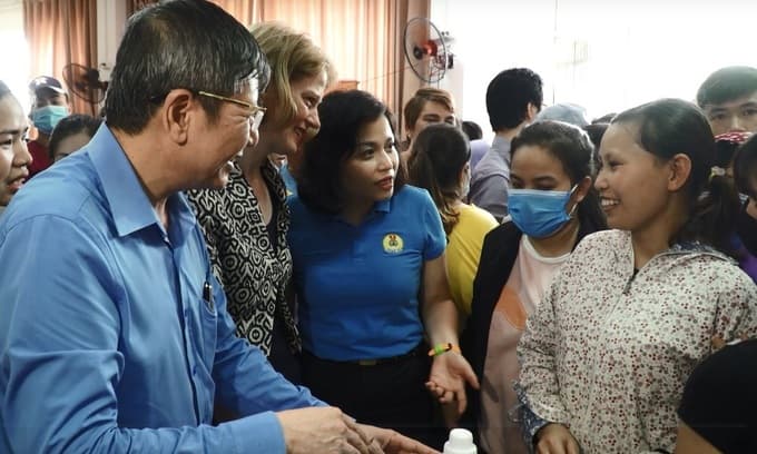 New Zealand embassy opens free supermarket in Hanoi industrial park
