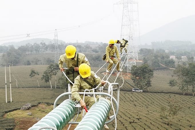 All economic sectors can join power generation, PM Phuc says