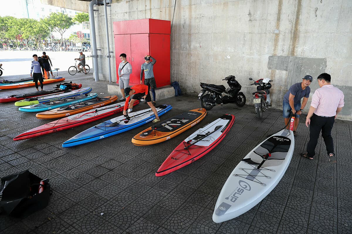 Paddlers clear litter from Da Nang river