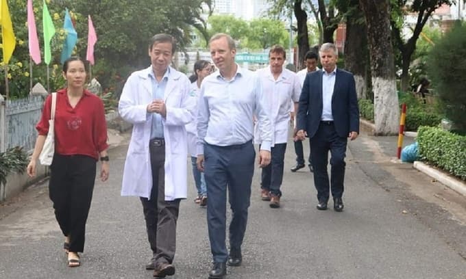 UK ambassador thanks Saigon hospital for treating British pilot