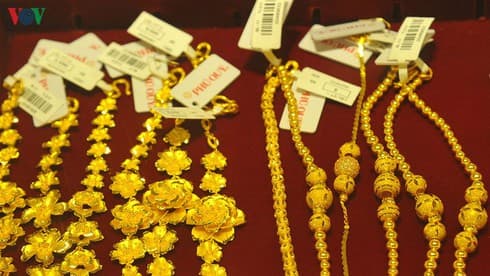 Gold prices climb to new peak of VND49.6 million per tael