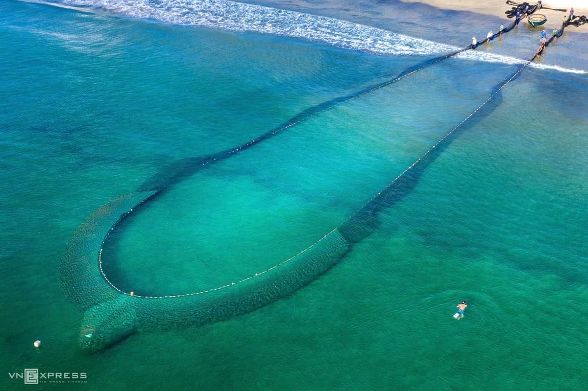 Trawling from shore, a work of art in Da Nang