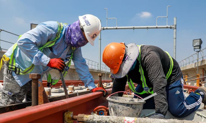 Public spending delays hamper economic growth