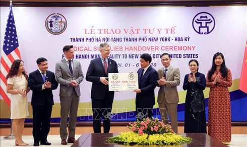 New York receives 2 tonnes of face masks from Hanoi