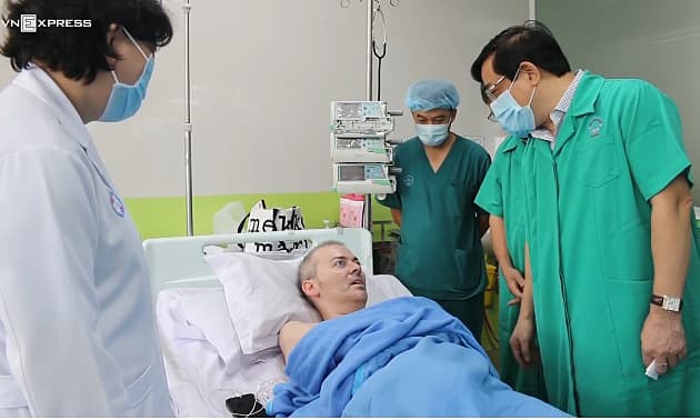 Three doctors to escort British pilot back home