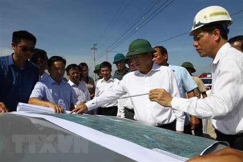Deputy PM inspects site clearance of Cao Bo-Mai Son expressway project