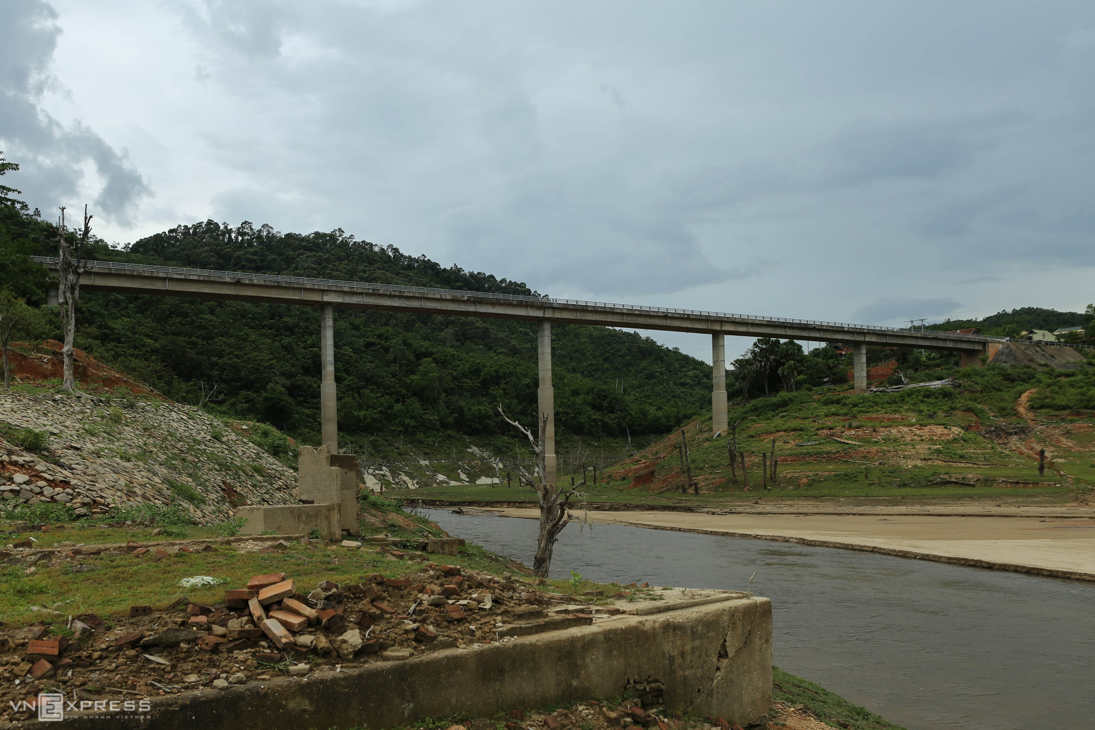 Heat wave reveals relics of the past under Nghe An dam