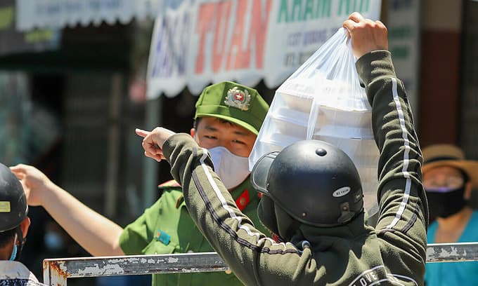 Da Nang closes all eateries as people flout social distancing rules