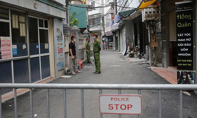 Hanoi shuts bars, prohibits crowds after two diagnosed with Covid-19