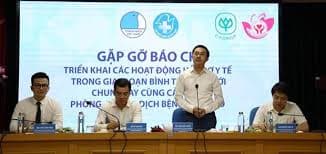 Hundreds of thousands of masks, protective suits presented to Da Nang