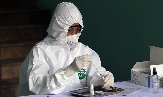 Hanoi out of Covid-19 rapid test kits, tells people to monitor their symptoms