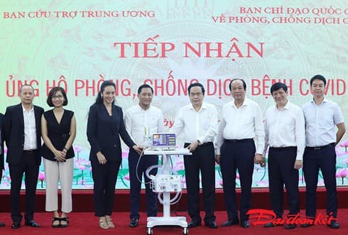 Vietnam Fatherland Front receives 500 ventilators to support COVID-19 fight