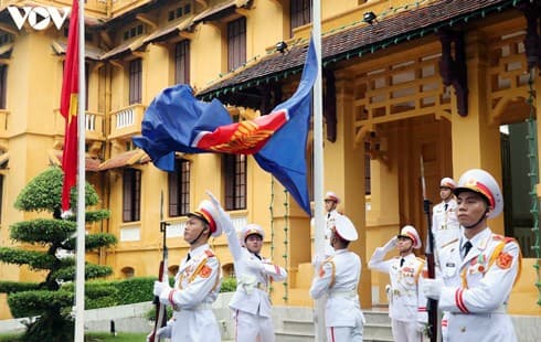 Hanoi hosts ASEAN flag-hoisting ceremony