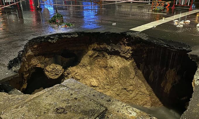 Mega downpour opens SUV-size sinkhole in Saigon