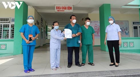 Three COVID-19 patients in Da Nang, Quang Ngai receive discharge