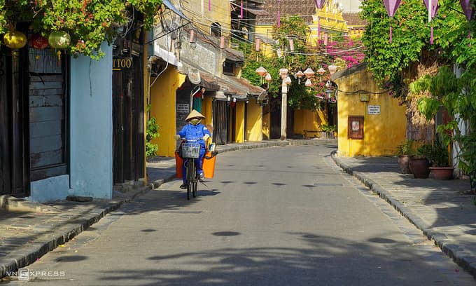 Quang Nam indefinitely suspends non-essential services