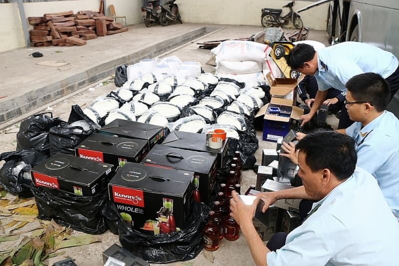 Quang Tri: Warning situation of using truck applied with “load reduction” for transporting smuggled goods