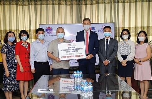 EuroCham presents 12,000 test kits for COVID-19 fight in Vietnam