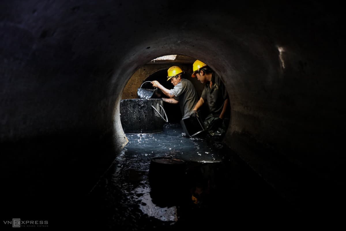 Saigon sewer cleaners keep life flowing