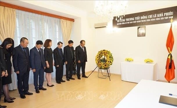 Vietnamese Embassy in Czech Republic pays homage to former Party leader