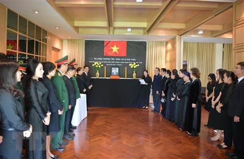 Foreign officials pay respect to late Vietnamese leader abroad