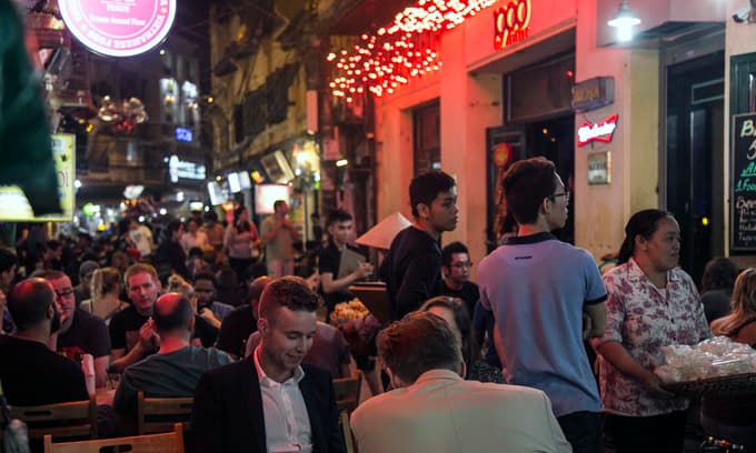 Hanoi mandates social distancing at restaurants, cafes
