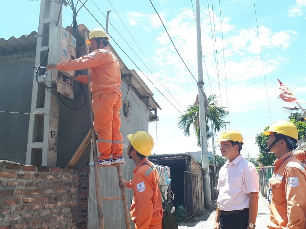 Common electricity price is nearly VND 3,000/kWh, who benefits and who suffers?